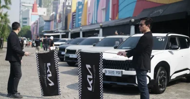 Kia Ajak Rasakan Langsung Pengalaman Berkendara Bersama The all-new Seltos Simbol setir mobil modern minimalis dengan logo Kia di ruang kemudi futuristik