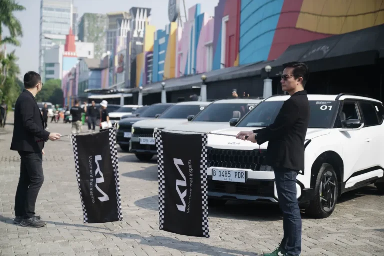 Simbol setir mobil modern minimalis dengan logo Kia di ruang kemudi futuristik