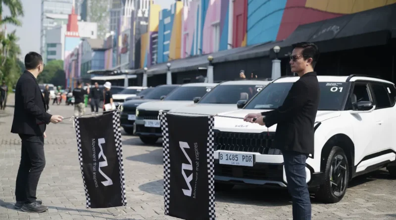Simbol setir mobil modern minimalis dengan logo Kia di ruang kemudi futuristik