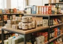 Ilustrasi kolaborasi produk usaha mikro lokal dengan ritel modern untuk bersaing di pasar global