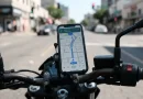 Tampilan aplikasi navigasi peta digital di ponsel pintar yang terpasang pada sepeda motor