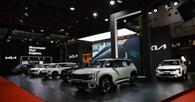 Kia Siap Sambut Pengunjung GIIAS 2026 dengan Beragam Kejutan dan Keuntungan Menarik Logo minimalis brand otomotif Kia pada pameran otomotif GIIAS.