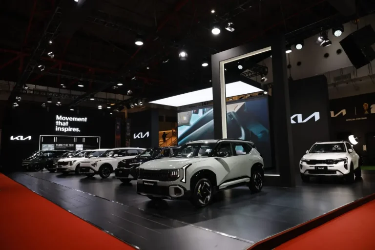Logo minimalis brand otomotif Kia pada pameran otomotif GIIAS.