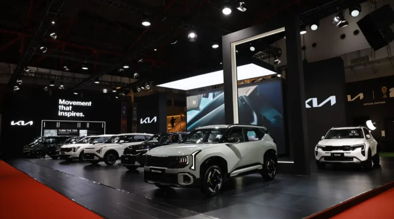 Logo minimalis brand otomotif Kia pada pameran otomotif GIIAS.