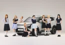 Visualisasi abstrak dari kolaborasi antara brand otomotif modern dengan simbol hati futuristik