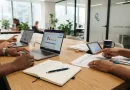 Suasana kolaborasi tim di kantor modern yang harmonis