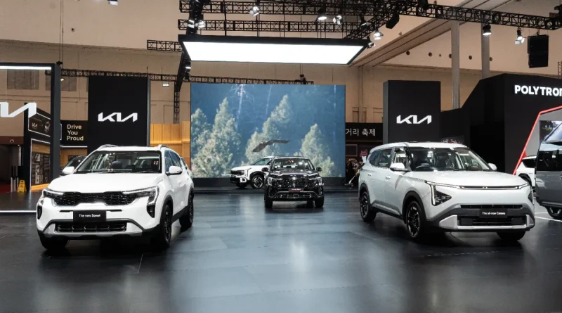 Booth pameran otomotif modern dengan dekorasi bernuansa Korea