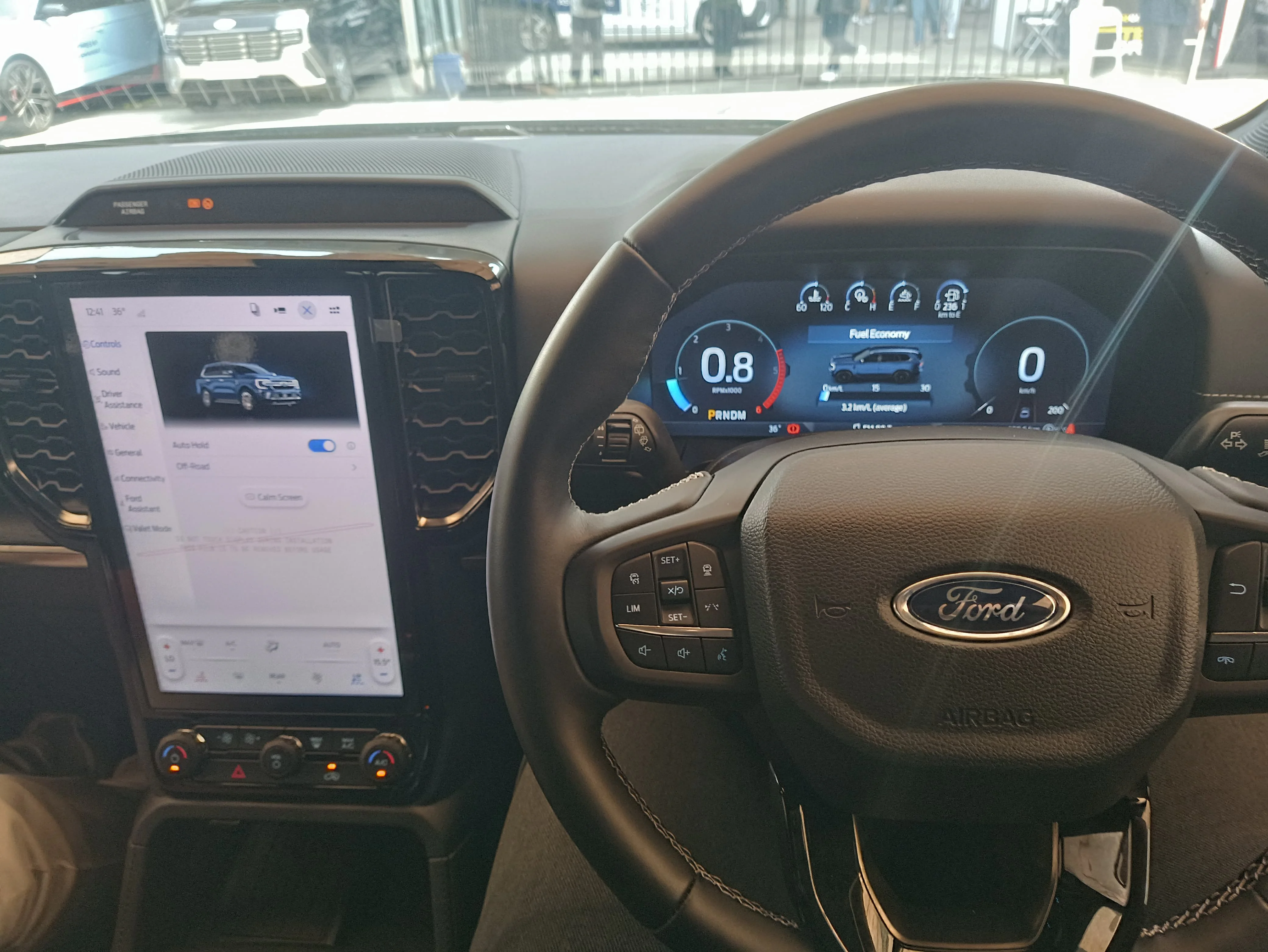 Interior Depan Pengemudi dan Penumpang Ford Everest Platinum 3.0 V6 Turbo Diesel (arsip stapo.id)