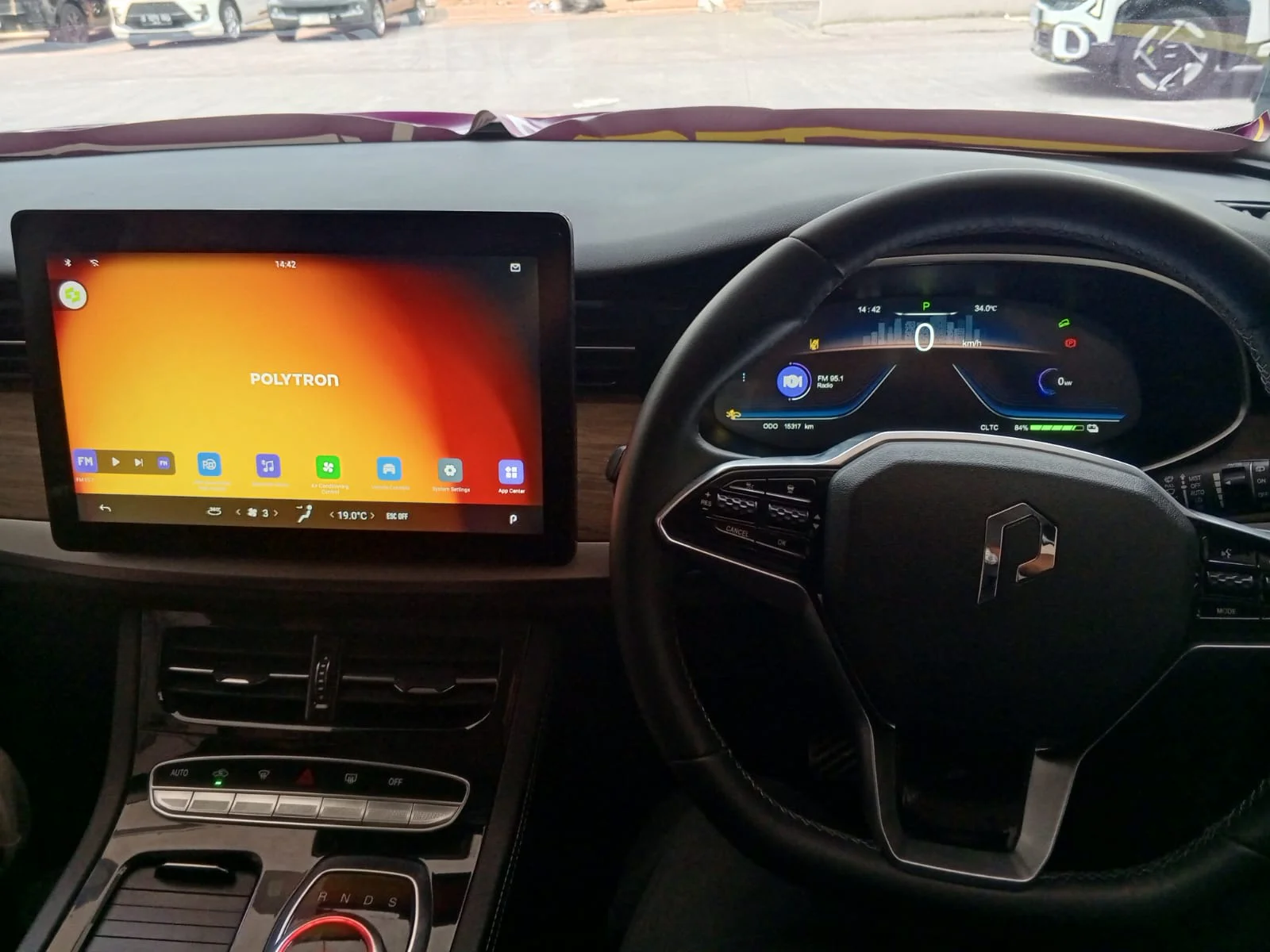 Interior Depan Pengemudi dan Penumpang Polytron G3+ (arsip stapo.id)