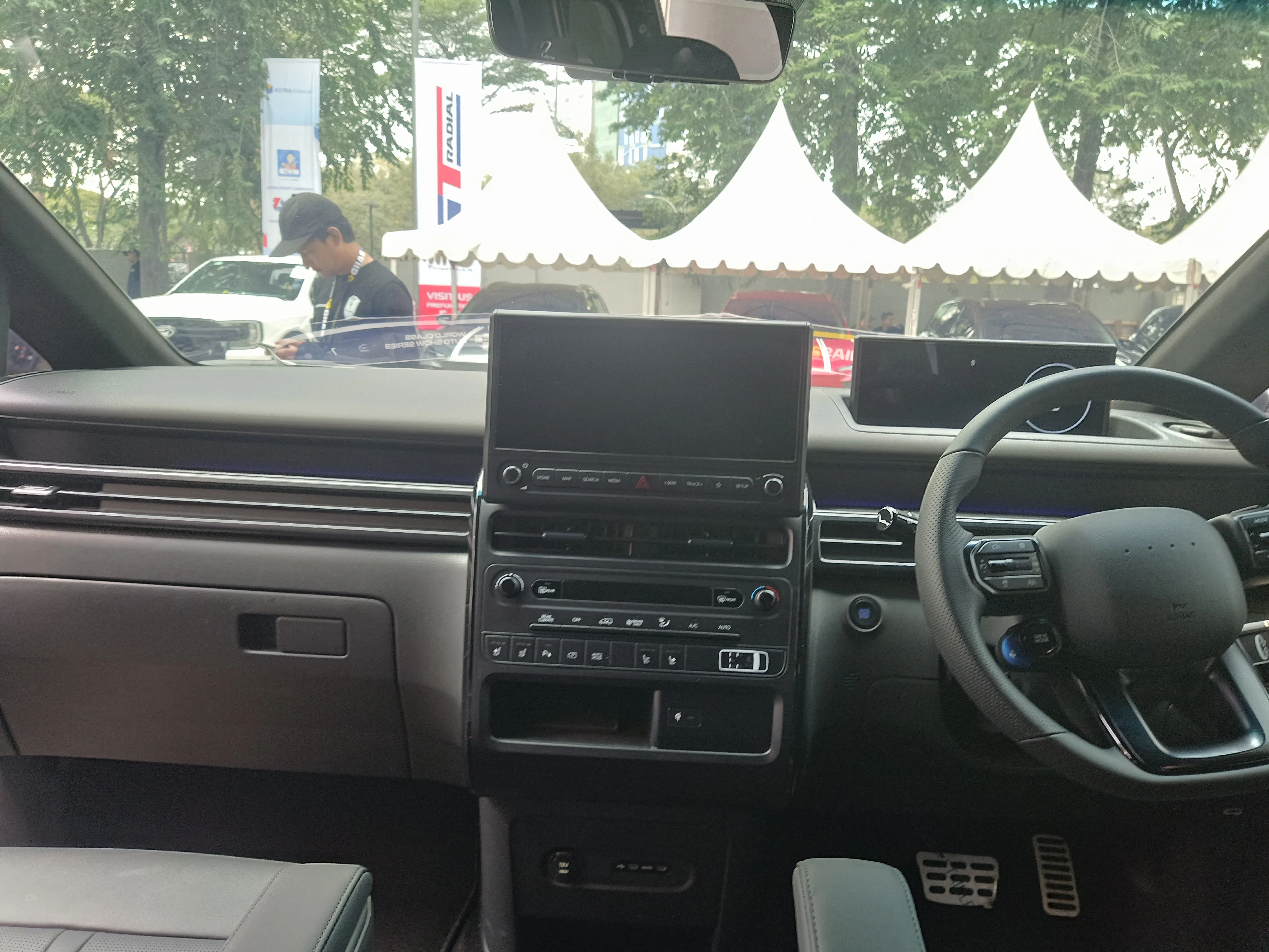 Interior Depan Pengemudi dan Penumpang Hyundai Staria Hybrid (arsip stapo.id)