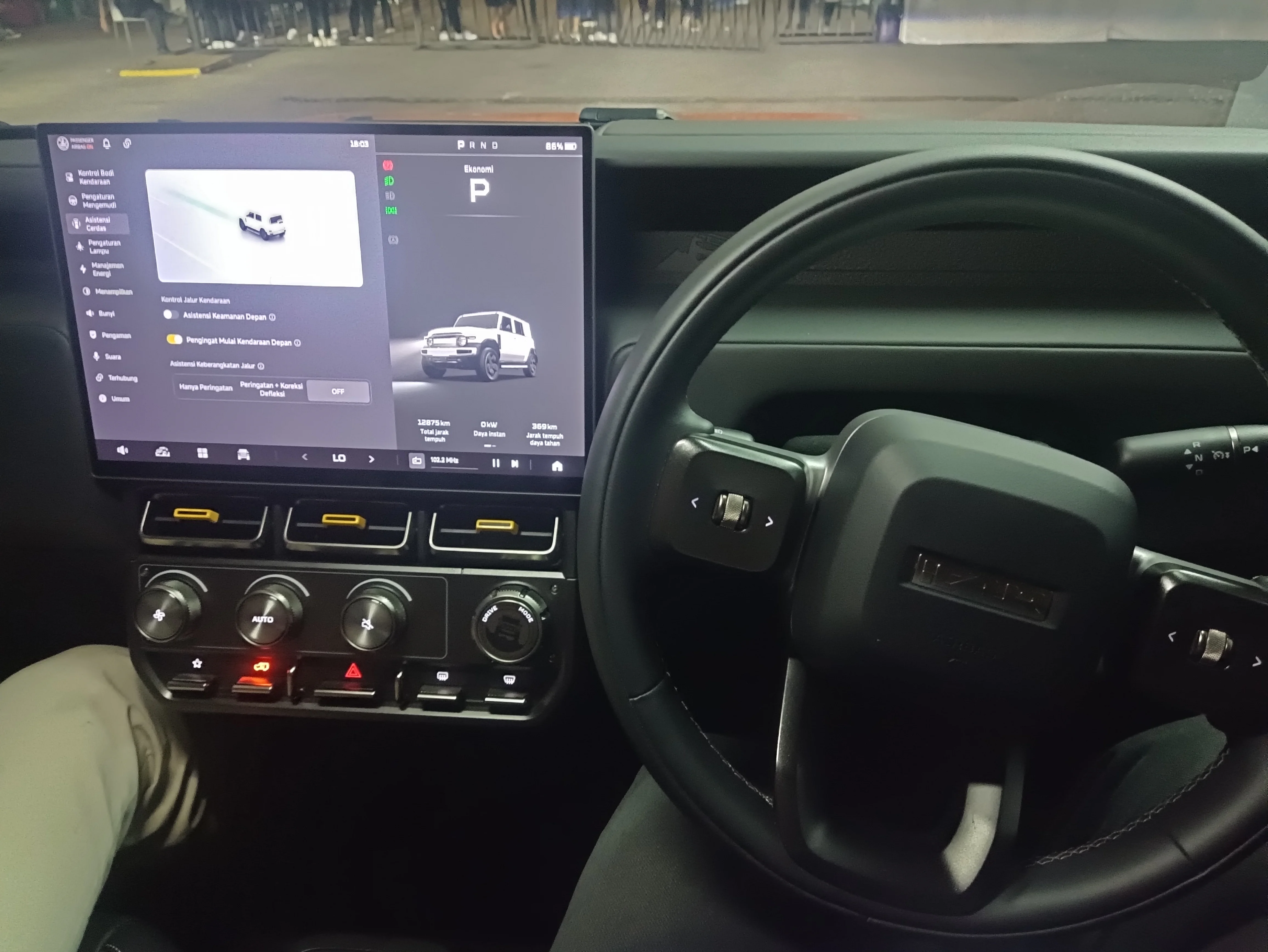 Interior Depan Untuk Pengemudi dan Penumpang. Layar Monitor Pada iCAR V23 iWD digabung Multimedia dan Speedometer (arsip stapo.id)