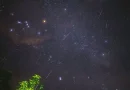 Ilustrasi gerhana matahari total dengan korona yang bersinar di langit malam yang gelap