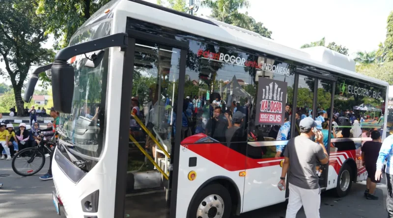 Ilustrasi konsep bus listrik perkotaan ramah lingkungan sebagai transportasi publik modern