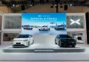 Sinar logo XPENG yang futuristik serta konsep ekosistem mobil listrik berbasis kecerdasan buatan