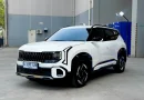 Representasi modern mobil SUV futuristik dengan pencahayaan elegan di area pameran otomotif.