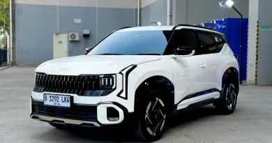 Representasi modern mobil SUV futuristik dengan pencahayaan elegan di area pameran otomotif.