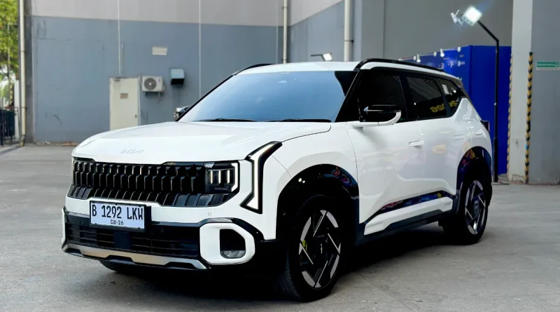 Representasi modern mobil SUV futuristik dengan pencahayaan elegan di area pameran otomotif.