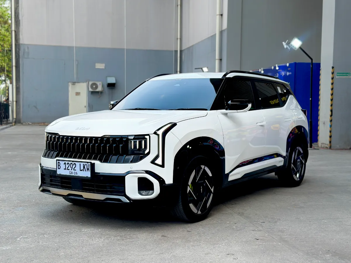 Representasi modern mobil SUV futuristik dengan pencahayaan elegan di area pameran otomotif.