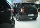 Desain modern mobil listrik hatchback dengan bodi aerodinamis berwarna hitam elegan.