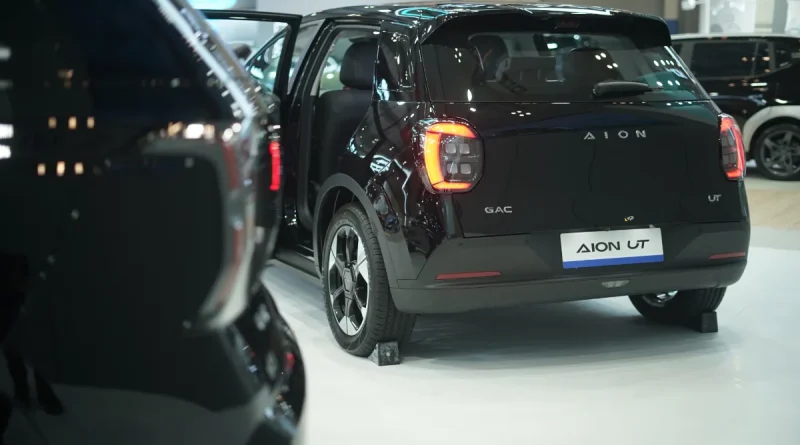 Desain modern mobil listrik hatchback dengan bodi aerodinamis berwarna hitam elegan.