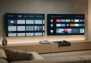 Perbandingan antara layar televisi pintar biasa dan televisi berbasis Android di dalam ruang keluarga yang modern