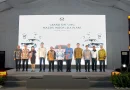 Simbol pabrik otomotif modern miniatur mobil perakitan di atas grafik pertumbuhan ekonomi.