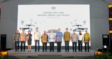 Mazda Investasi Rp400 Miliar di Bogor, Perkuat Industri Otomotif dan Buka Peluang Ekonomi Nasional Simbol pabrik otomotif modern miniatur mobil perakitan di atas grafik pertumbuhan ekonomi.