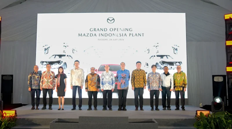 Simbol pabrik otomotif modern miniatur mobil perakitan di atas grafik pertumbuhan ekonomi.