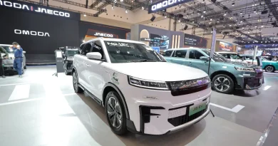 JAECOO Catatkan Pertumbuhan Penjualan 4,9% di Bulan Juli dengan 3.200 Unit Terjual, Pertahankan Posisi Sebagai SUV Terlaris di Indonesia Logo minimalis JAECOO yang modern bersanding dengan aksen warna hijau daun ramah lingkungan