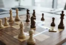 Simbolisasi strategi bisnis yang berubah arah secara teratur menggunakan bidak catur dan jalur arah baru yang bercahaya