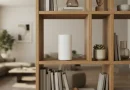Router nirkabel diletakkan di tempat tinggi di ruang keluarga