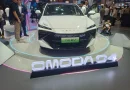 Mobil listrik Omoda O4 berwarna biru dengan desain futuristis Cyber Mecha