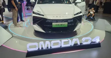 Mobil listrik Omoda O4 berwarna biru dengan desain futuristis Cyber Mecha