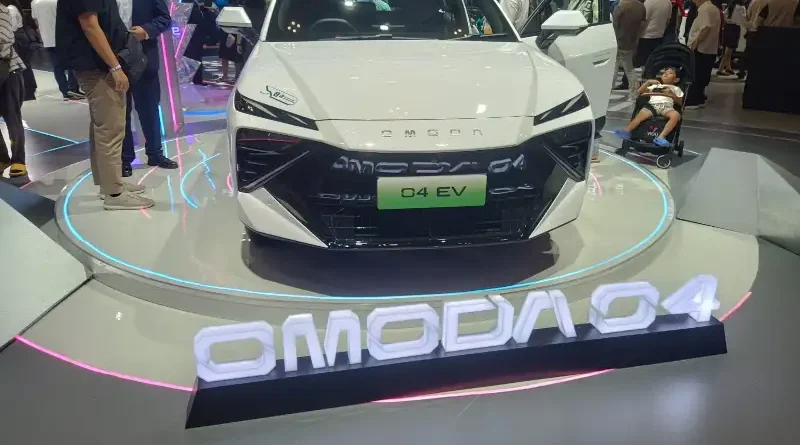 Mobil listrik Omoda O4 berwarna biru dengan desain futuristis Cyber Mecha