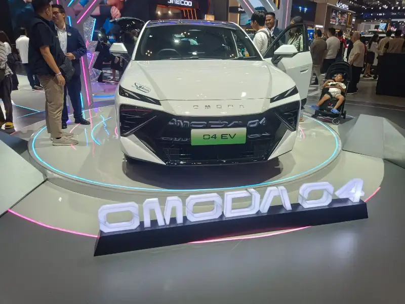Mobil listrik Omoda O4 berwarna biru dengan desain futuristis Cyber Mecha