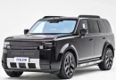 Ilustrasi logo dan siluet SUV premium bertenaga listrik modern