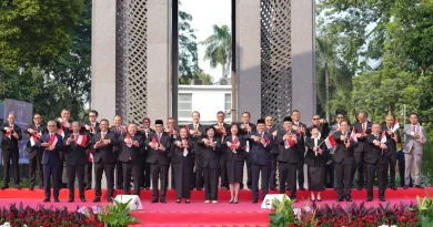 Visualisasi Kartu Kredit Indonesia berlogo nasional dengan latar belakang keamanan transaksi digital