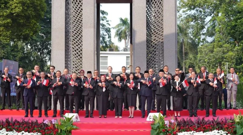 Visualisasi Kartu Kredit Indonesia berlogo nasional dengan latar belakang keamanan transaksi digital