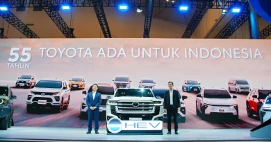 Visualisasi mobil listrik SUV dan hybrid mewah dengan teknologi modern di pameran otomotif nasional.