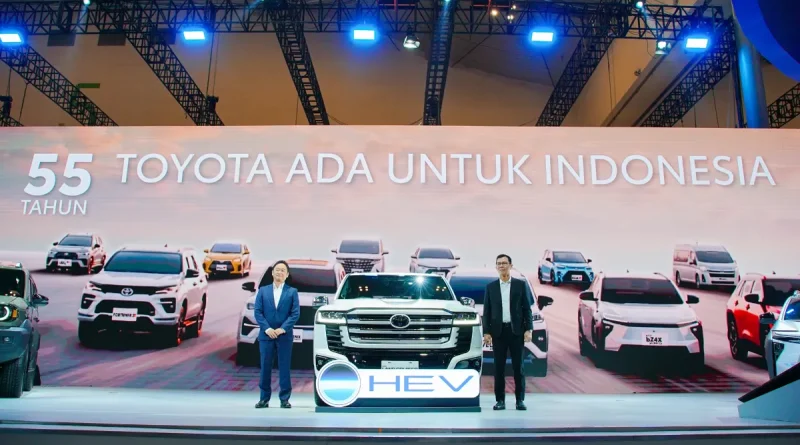 Visualisasi mobil listrik SUV dan hybrid mewah dengan teknologi modern di pameran otomotif nasional.