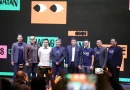 Desain grafis minimalis modern berupa cangkir kopi dengan kepulan uap membentuk siluet pohon, menggambarkan industri kopi berkelanjutan.