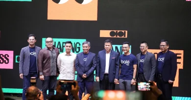 Desain grafis minimalis modern berupa cangkir kopi dengan kepulan uap membentuk siluet pohon, menggambarkan industri kopi berkelanjutan.