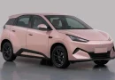 BYD Siapkan “Great Seagull” di China, Bodi Membesar dan Tenaga Naik Signifikan Sasis mobil listrik futuristik dengan sorotan cahaya biru sebagai simbol teknologi otomotif ramah lingkungan