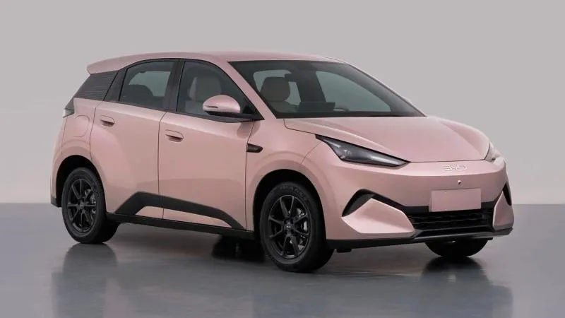 Sasis mobil listrik futuristik dengan sorotan cahaya biru sebagai simbol teknologi otomotif ramah lingkungan