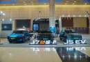 OMODA & JAECOO Bawa Empat Jagoan NEV dan Teknologi Pintar ke GIIAS Surabaya 2026 Visualisasi booth pameran kendaraan pintar NEV bernuansa teknologi futuristik modern