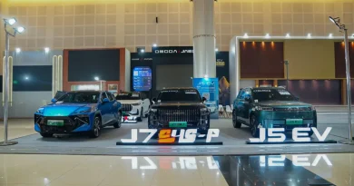 Visualisasi booth pameran kendaraan pintar NEV bernuansa teknologi futuristik modern