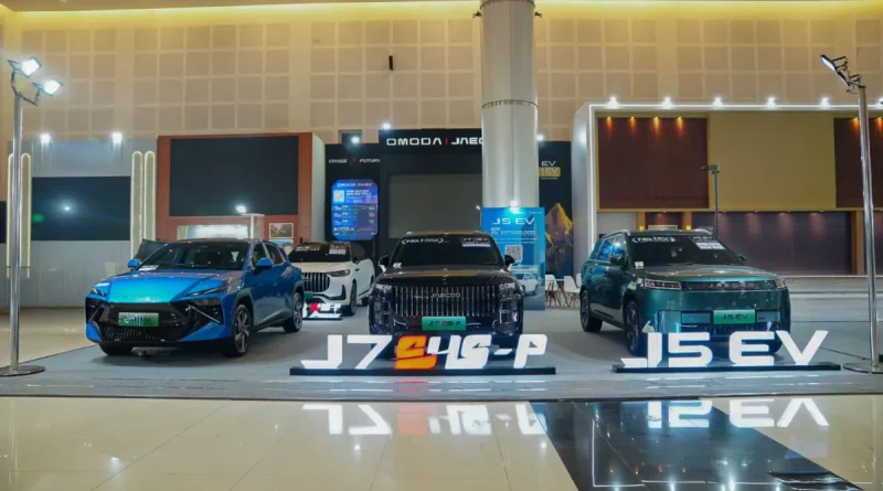 Visualisasi booth pameran kendaraan pintar NEV bernuansa teknologi futuristik modern