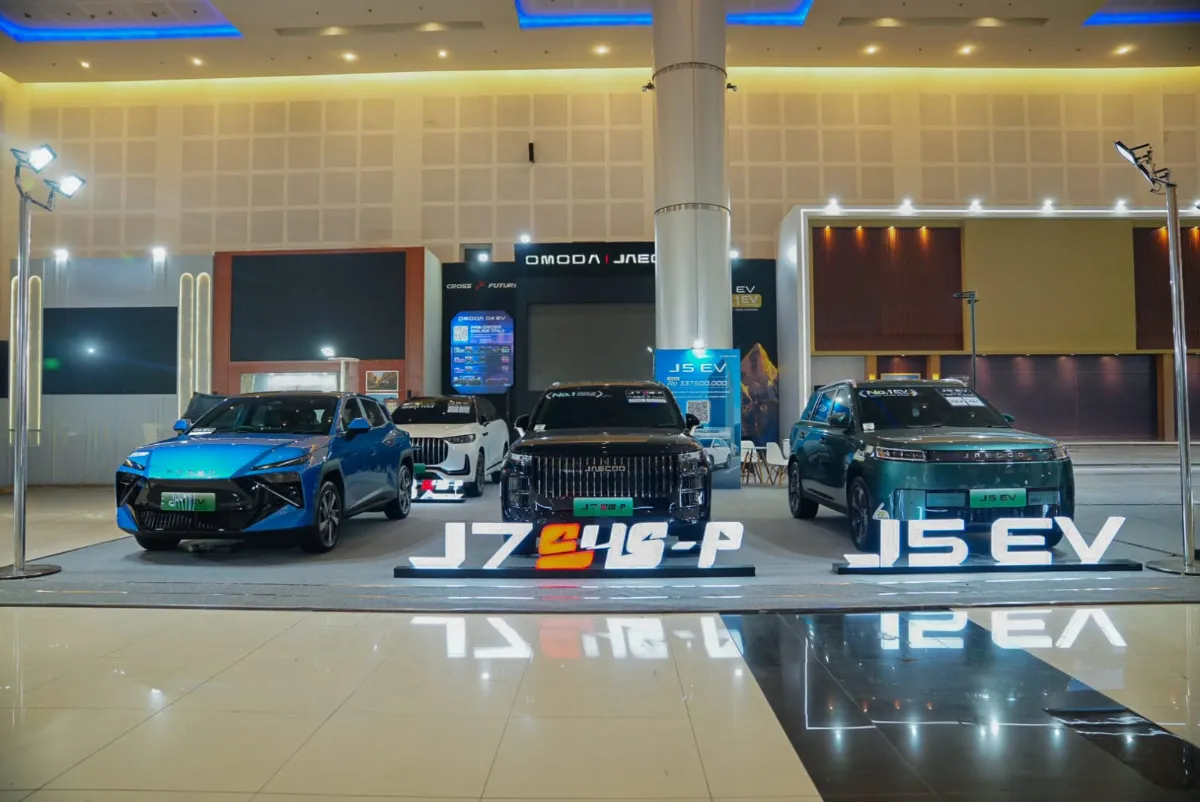 Visualisasi booth pameran kendaraan pintar NEV bernuansa teknologi futuristik modern