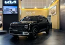 Logo Kia perak berkilau yang elegan melambangkan penawaran istimewa dan program garansi jangka panjang