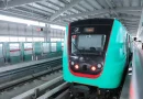 Ilustrasi jalur rel layang transportasi publik modern perkotaan yang futuristik dan bersih